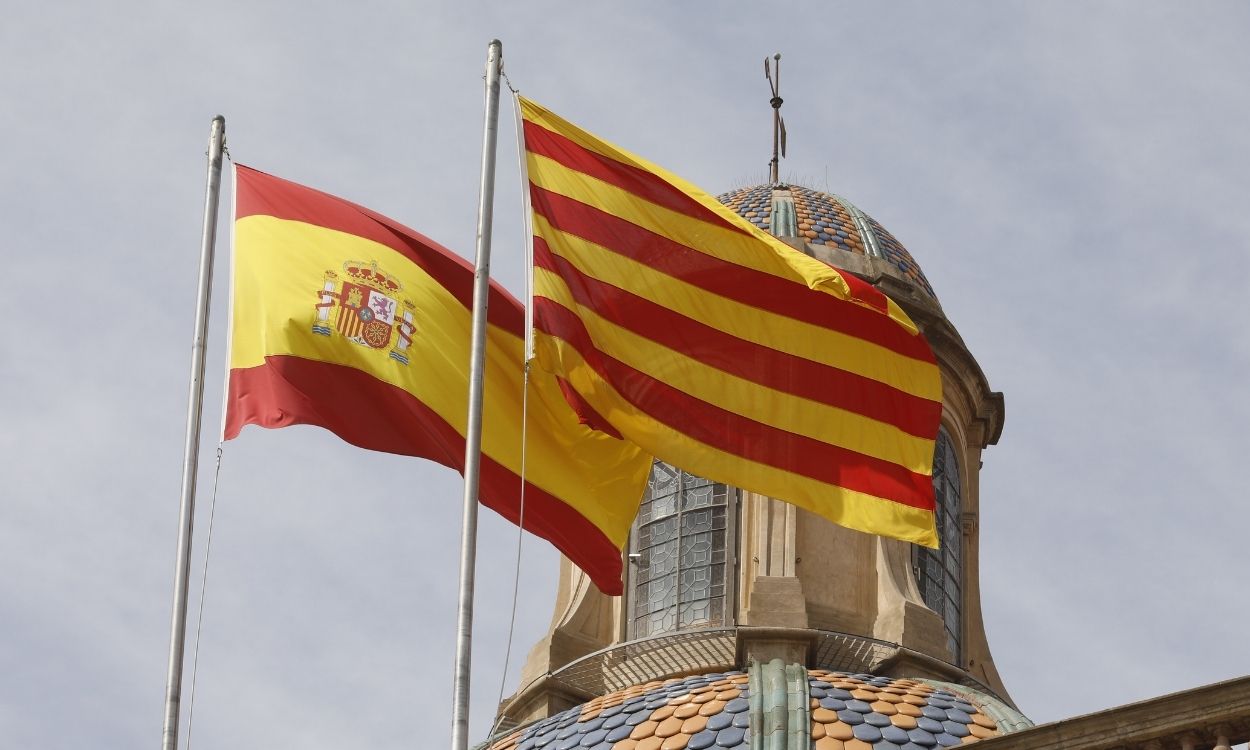 Banderas española y catalana. EP