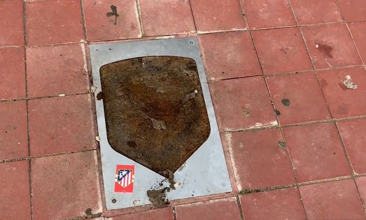 Placa arrancada de Courtois en el Wanda Metropolitano