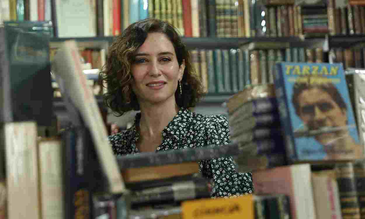 La presidenta de la Comunidad de Madrid, Isabel Díaz Ayuso, en la Feria del Libro. EP