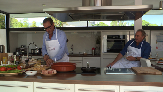 Carlos Herrera cocina en casa de Bertín Osborne