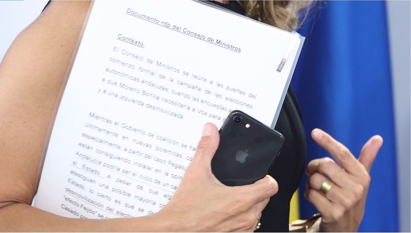 Captura del documento que sostenía Yolanda Díaz en la rueda de prensa en Moncloa. EDUARDO PARRA / EUROPA PRESS