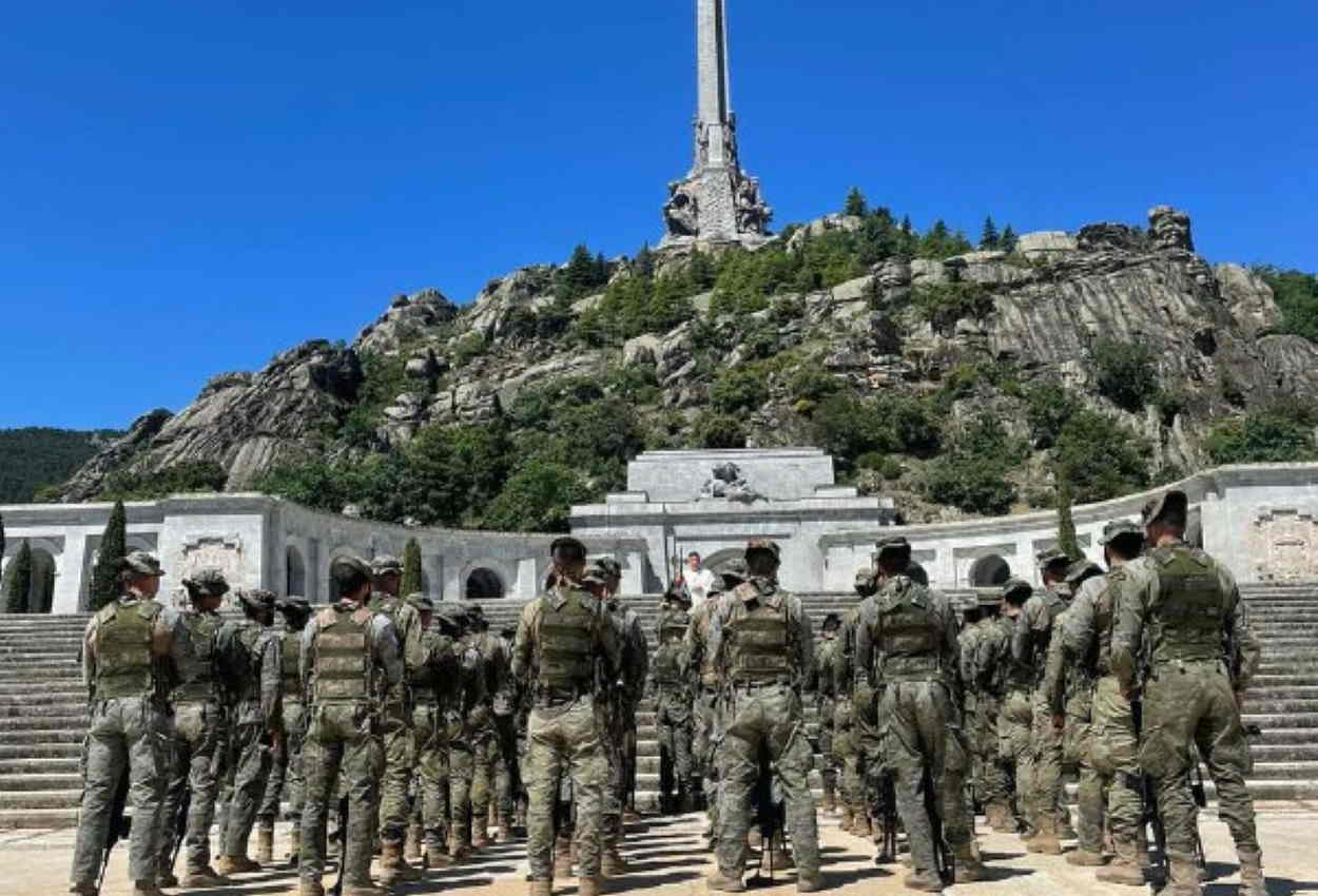 Militares acuden al Valle de los Caídos para bendecir el banderín de su compañía