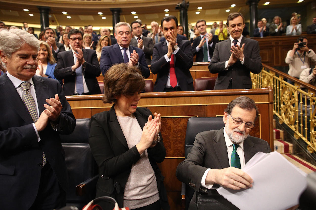 Mariano Rajoy, aplaudido por la bancada popular