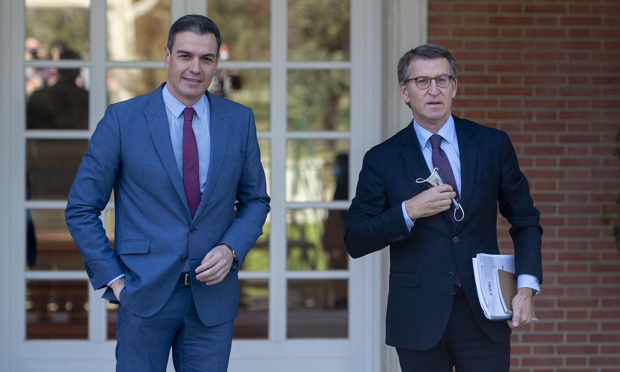 Pedro Sánchez posa junto al líder de la oposición, Alberto Núñez Feijóo. EP