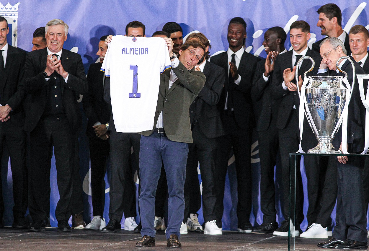 El alcalde de Madrid, José Luis Martínez-Almeida, con la camiseta del Real Madrid. EP