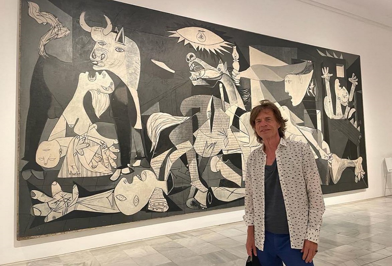 El cantante de los Rolling, Mick Jagger, con el cuadro 'Guernica'. EP