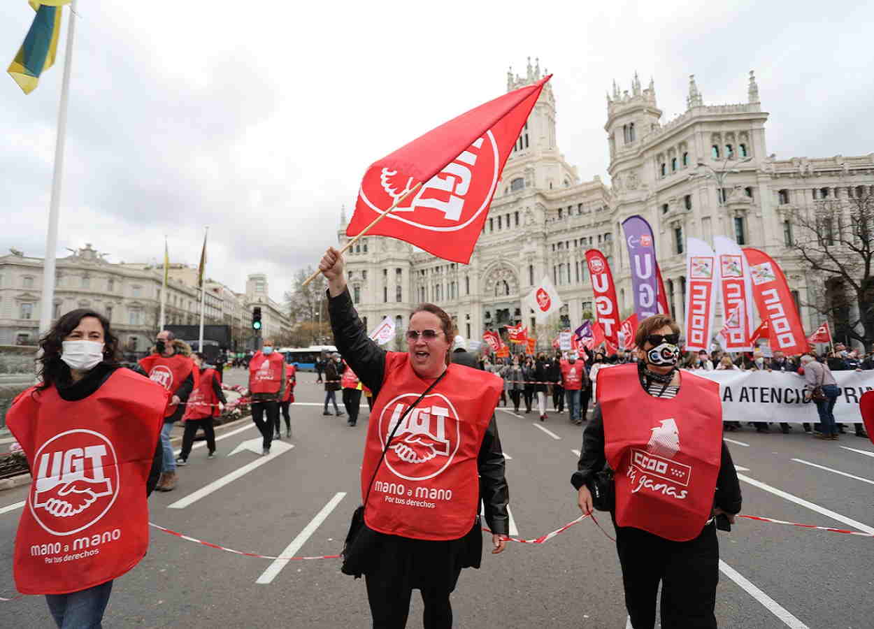 Personas de UGT y CCOO se manifiestan en Cibeles