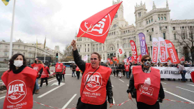 Personas de UGT y CCOO se manifiestan en Cibeles