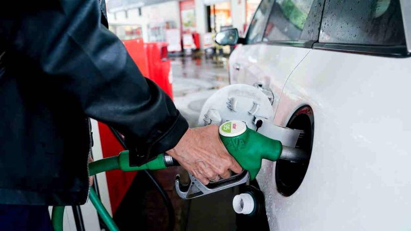 El precio de los carburantes repunta tras meses de descenso, pero sigue por debajo de la media europea. EP