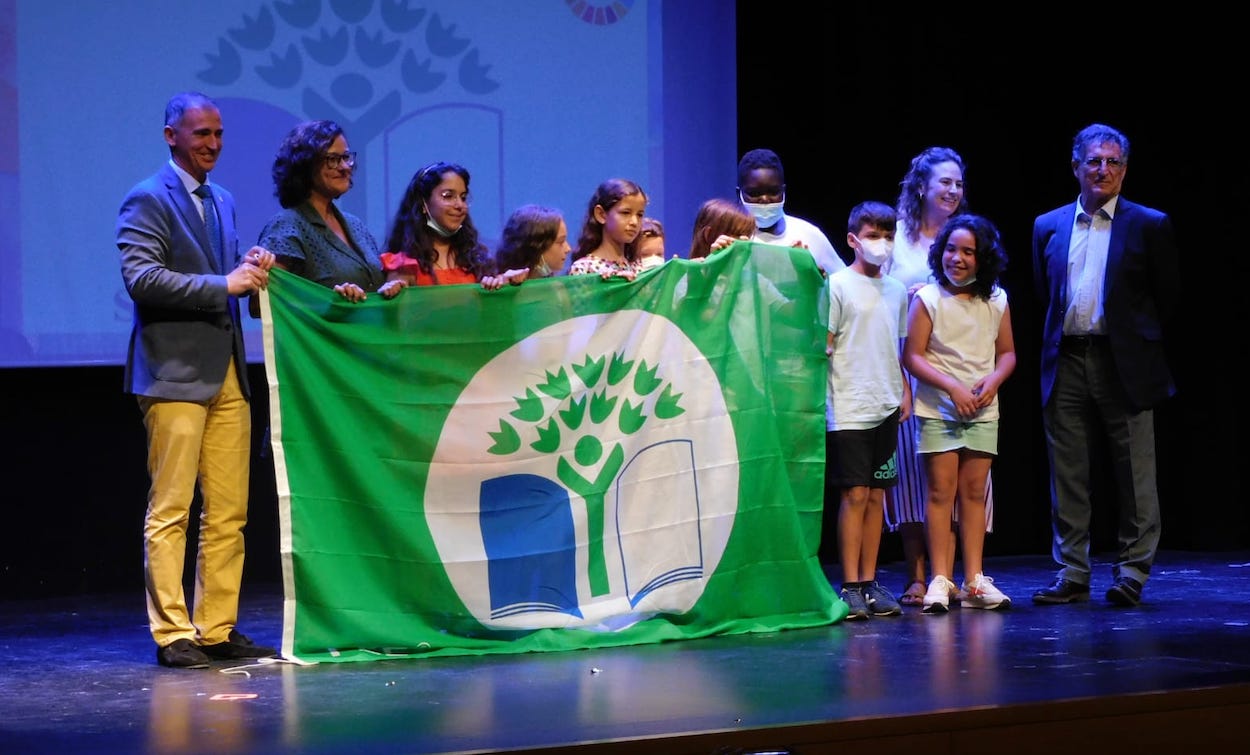 Alumnos y profesores del CEIP Federico García Lorca, de Carboneras, con la Bandera Verde.
