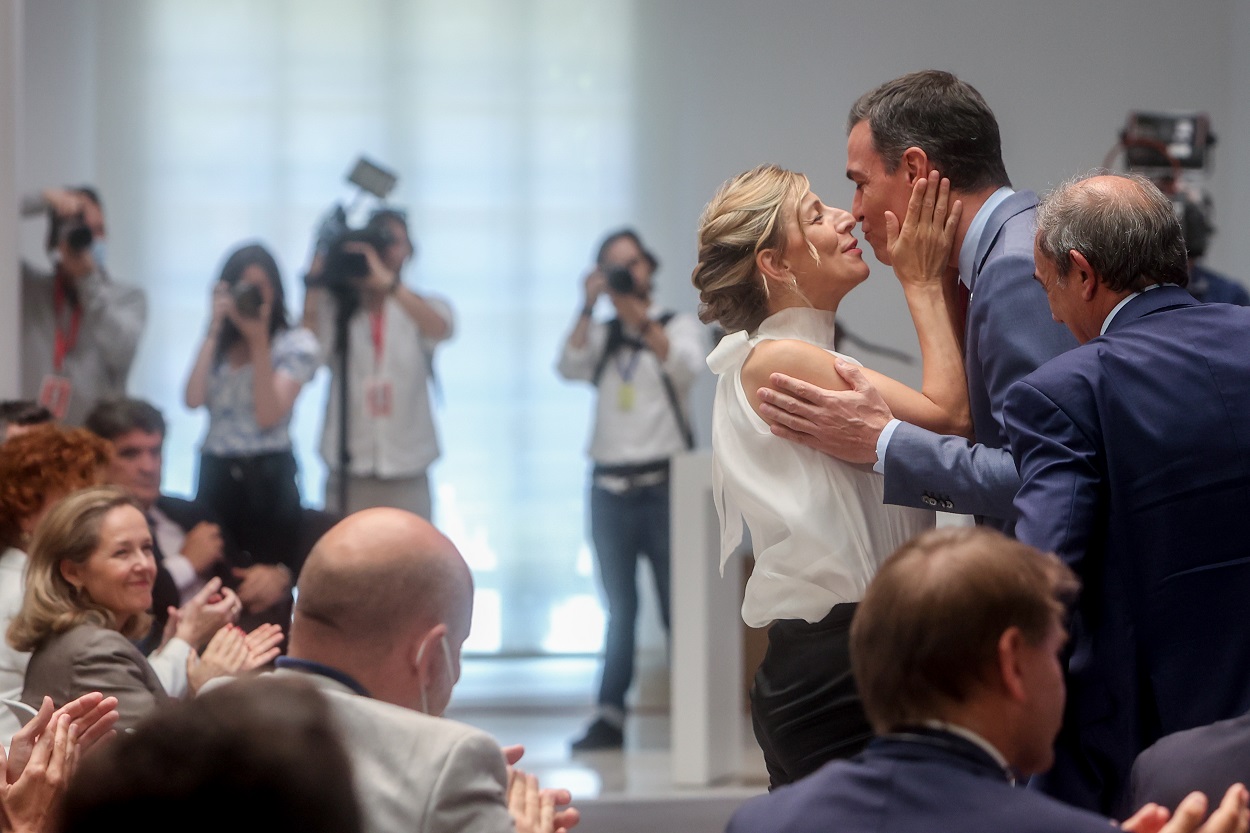 Yolanda Díaz y Pedro Sánchez en la presentación del PERTE de Economía Social y de los Cuidados. EP