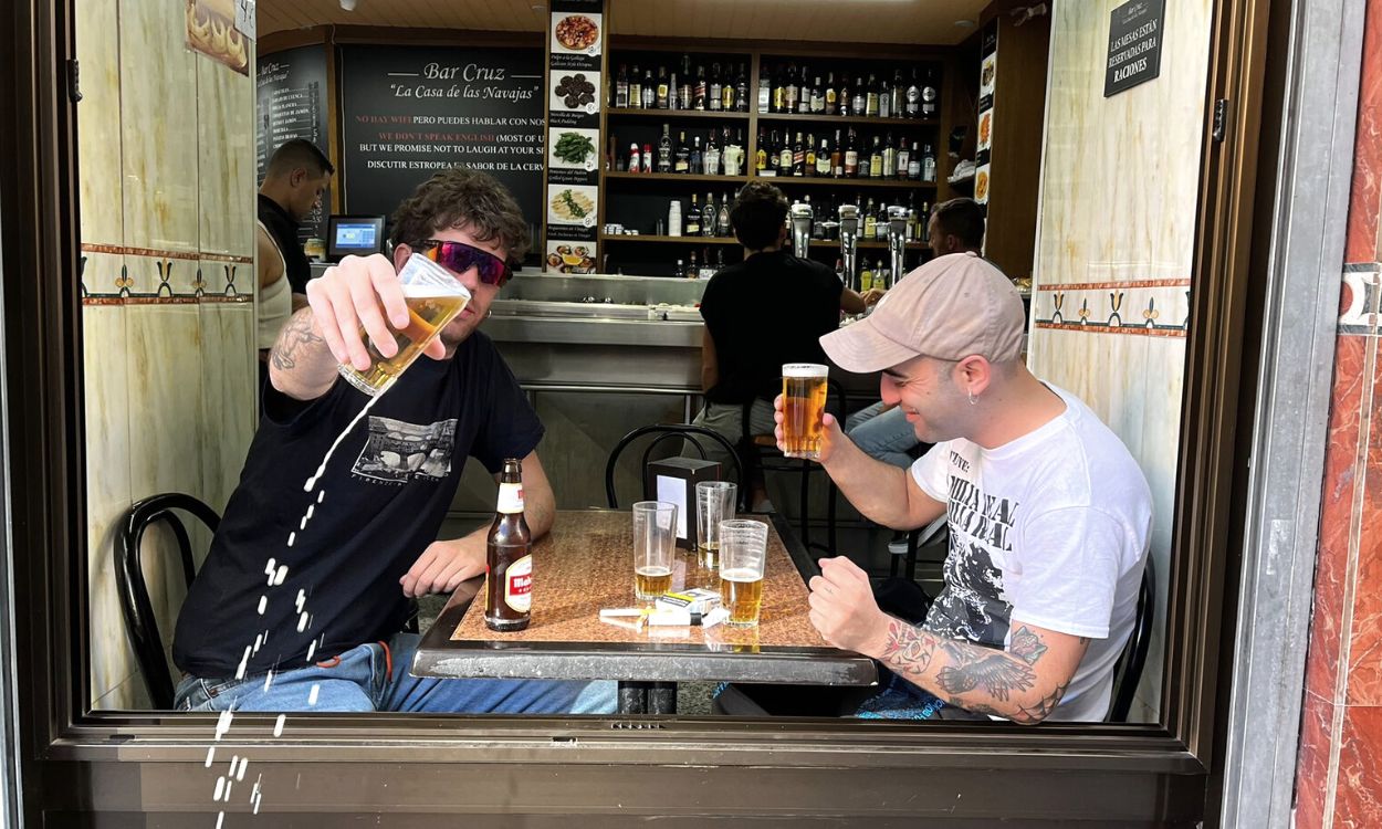 Nil Roig y David Burgués en el bar Cruz, situado en la Plaza de Cascorro de Madrid. Foto Gonzalo Arce