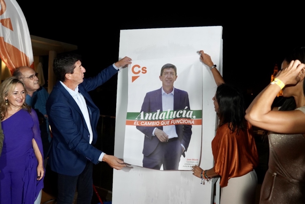 El candidato de Ciudadanos (Cs) a la Presidencia de la Junta, Juan Marín, pegando el cartel electoral en el inicio de la campaña. EP