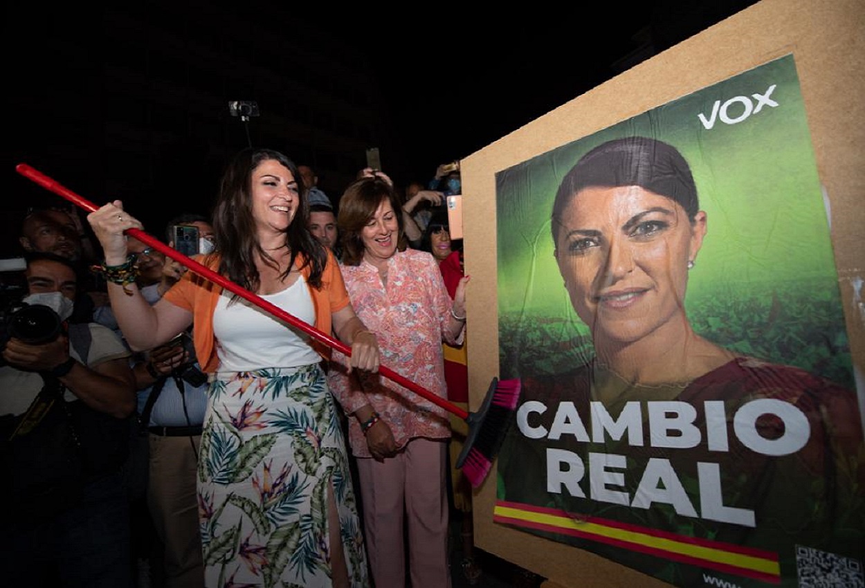 Macarena Olona, pegando carteles en Granada. Europa Press