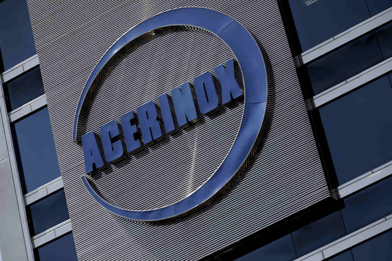 Detalle del logo de Acerinox en el edificio de su sede en Madrid. Europa Press