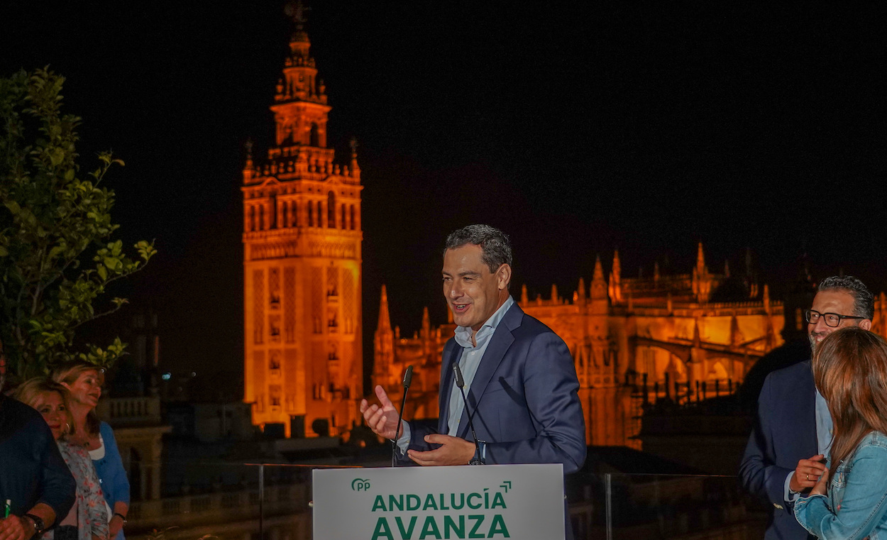 El candidato del PP, Juan Manuel Moreno, anoche en el arranque de campaña en Sevilla. EDUARDO BRIONES/EP