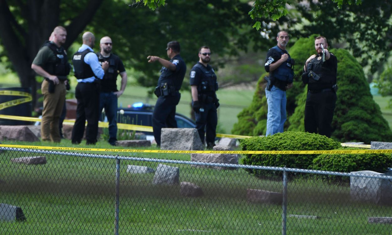 Agentes de la policía investigan el tiroteo en el cementerio de Graceland (Racine, Wisconsin). Europa Press.