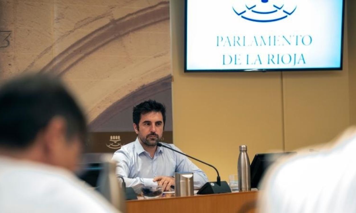 El consejero de Sostenibilidad del Gobierno de La Rioja, Álex Dorado, en el Parlamento regional. Europa Press.