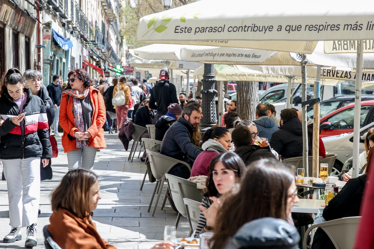 Varias personas sentadas en una terraza en Lavapiés, Madrid- Europa Press