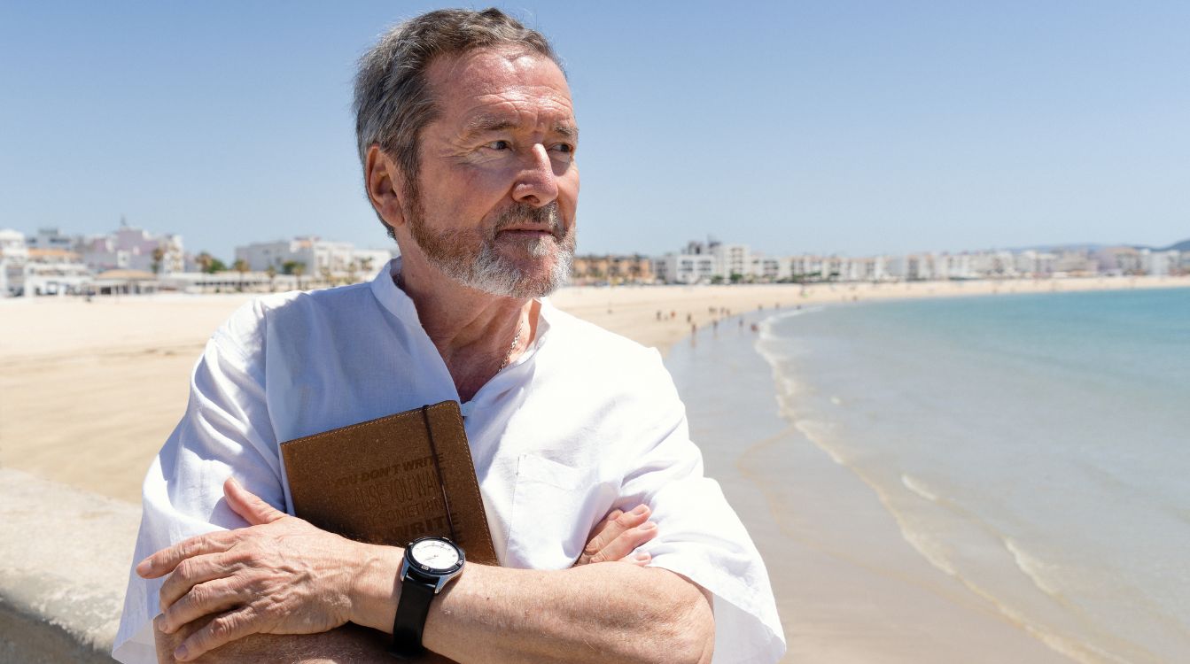 JJ. Benítez, en la playa de Barbate, donde ha presentado su último libro 'En Blanca y negro' (Planeta). ©CarlosRuizBk