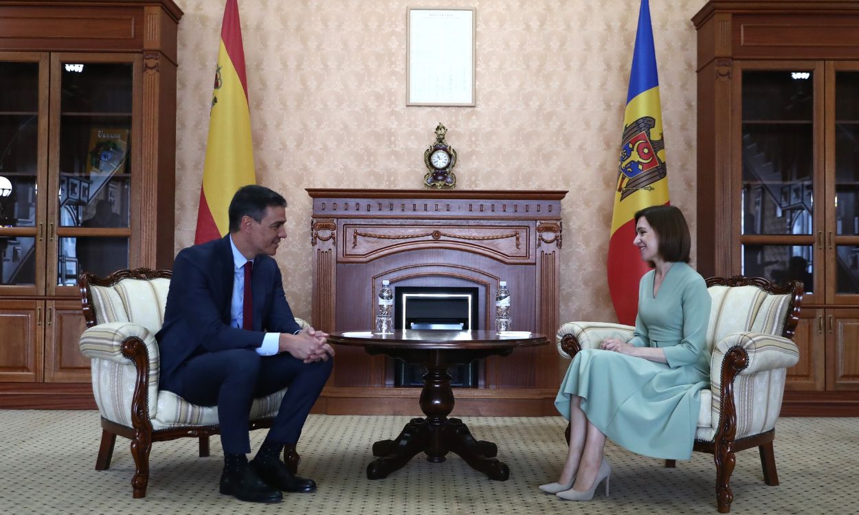 El presidente del Gobierno, Pedro Sánchez, junto a la presidenta de Moldavia, Maia Sandu. EP