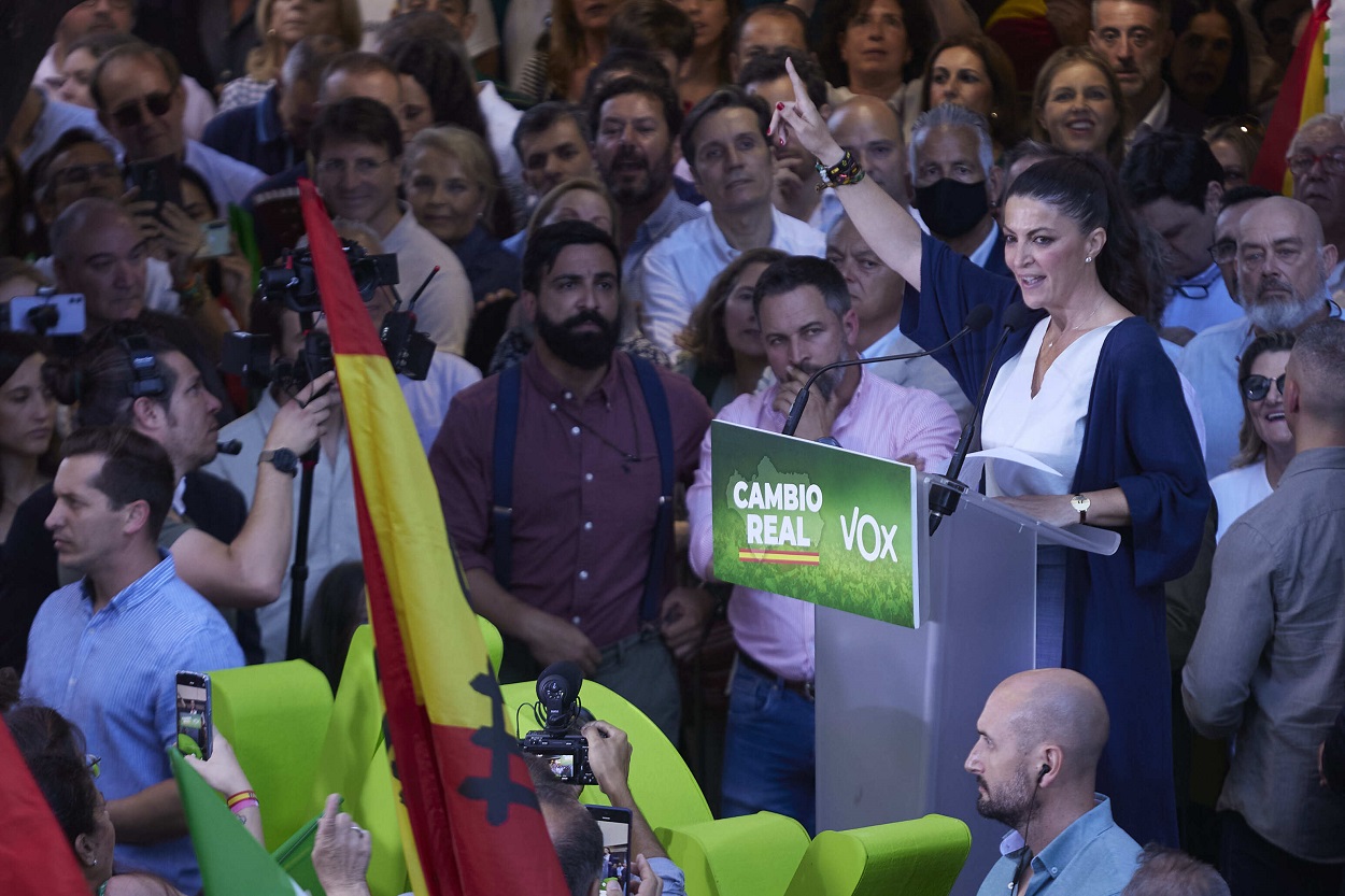 La candidata de Vox a la presidencia de la Junta de Andalucia, Macarena Olona, durante el acto público de Vox en la calle Asunción del barrio de los Remedios, a 3 de junio de 2022 en Sevilla. Fuente: Europa Press.