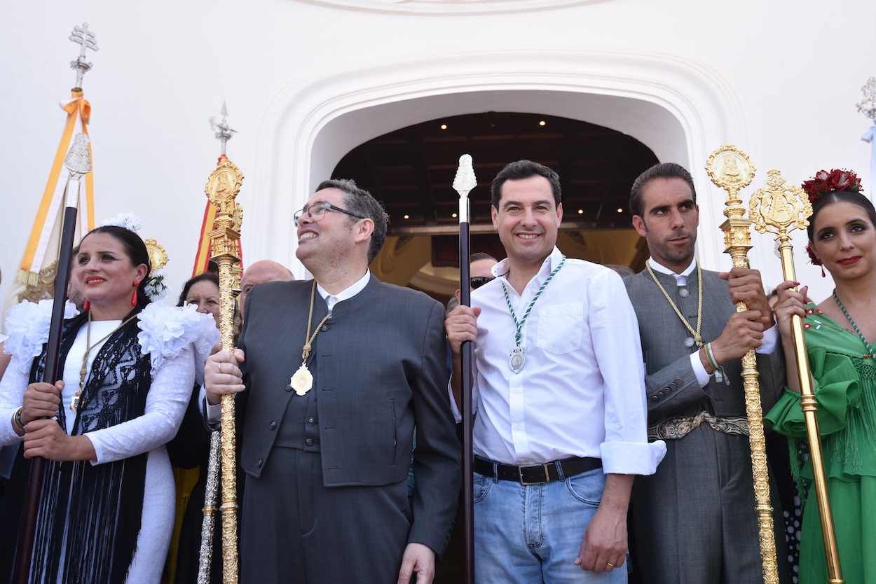 El presidente de la Junta de Andalucía, Juanma Moreno (3d), visita el santuario de la Virgen del Rocío.El Rocío, Almonte. EP