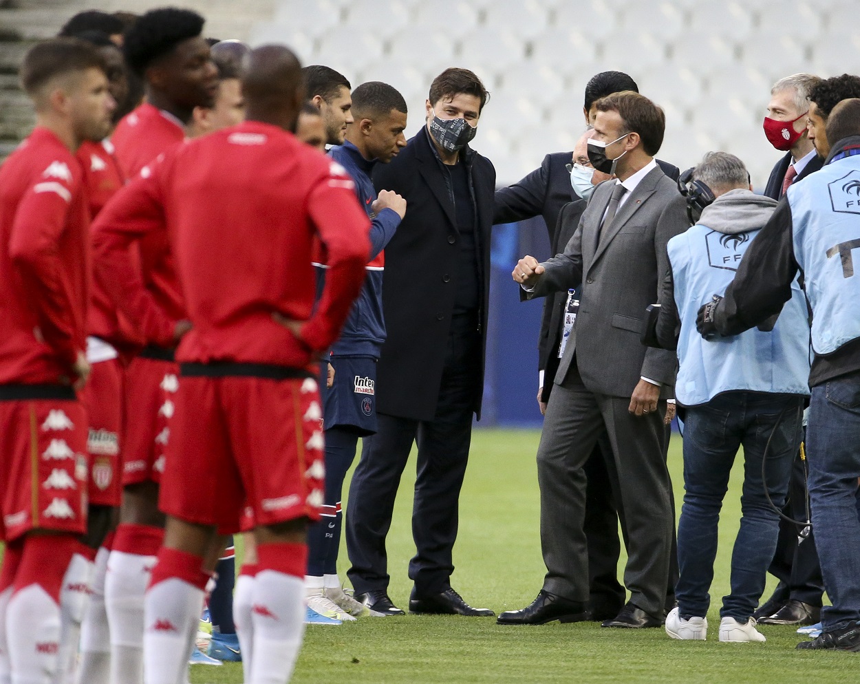 Emmanuel Macron saluda a Kylian Mbappé antes de un partido. Fuente: Europa Press.