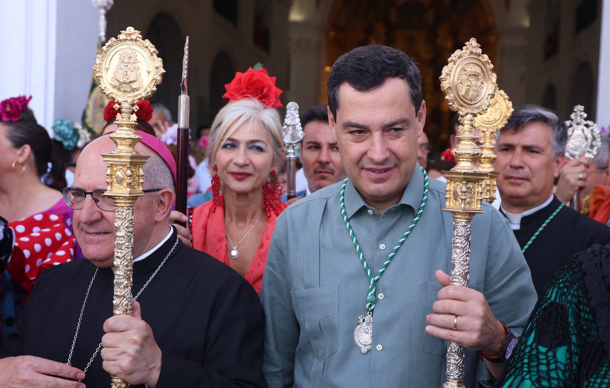 El presidente de la Junta, Juan Manuel Moreno, en la ermita de la Virgen del Rocío, sostiene la vara de hermano mayor de la Hermandad Matriz de Almonte. JOAQUÌN CORCHERO