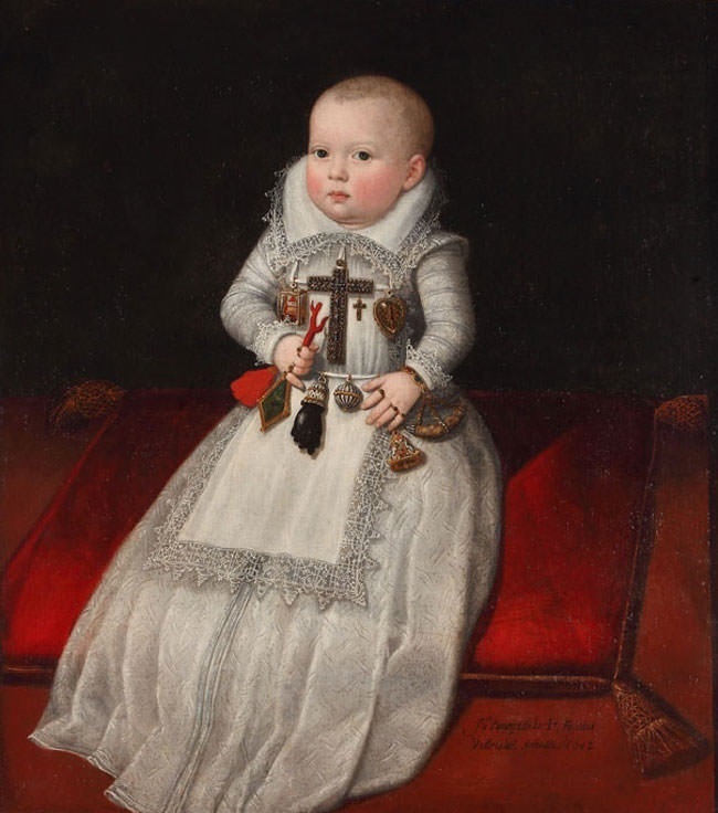 En el retrato de la infanta Ana Mauricia de Austria (pintado por Pantoja de la Cruz) los amuletos son tan protagonistas como la niña