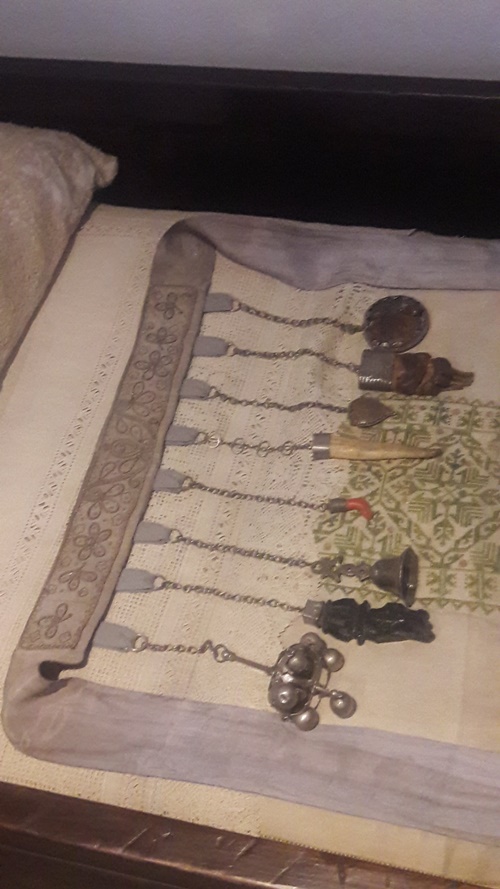 Cinturón de amuletos conservado en la Casa Museo de Lope de Vega