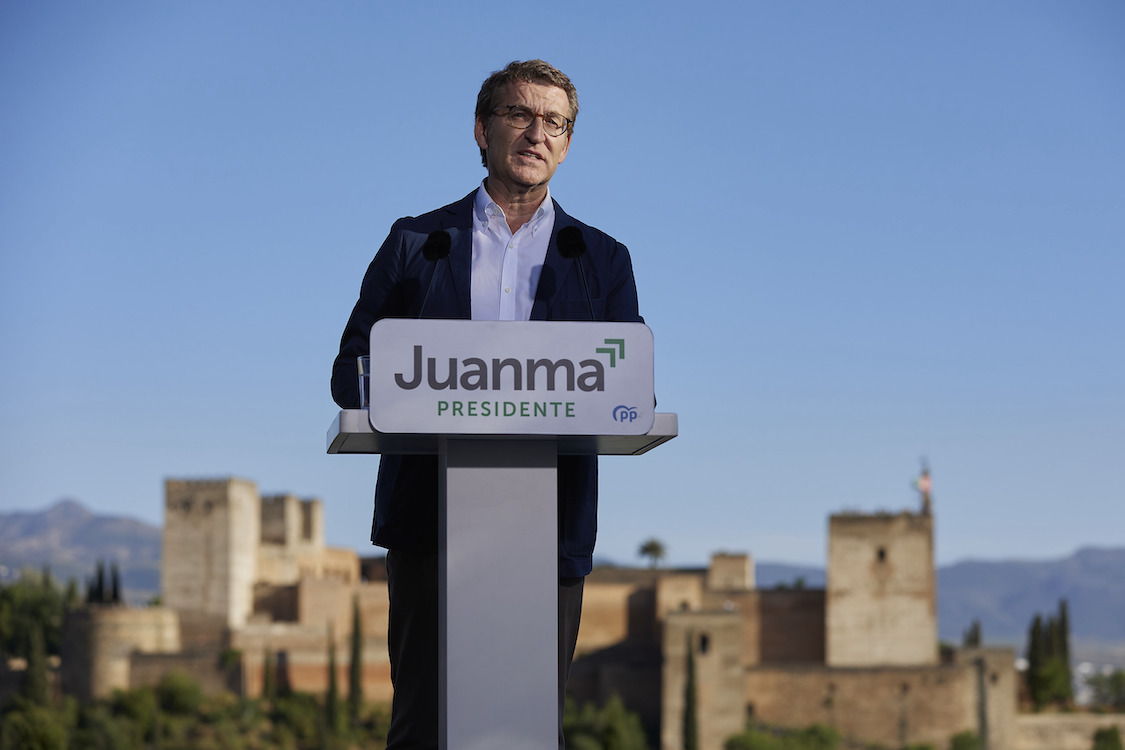 El presidente del PP, Alberto Núñez Feijóo, durante un mítin en Granada. Europa Press