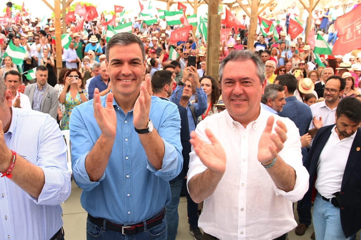 Pedro Sánchez y Juan Espadas, en el acto de partido en Almería. Europa Press