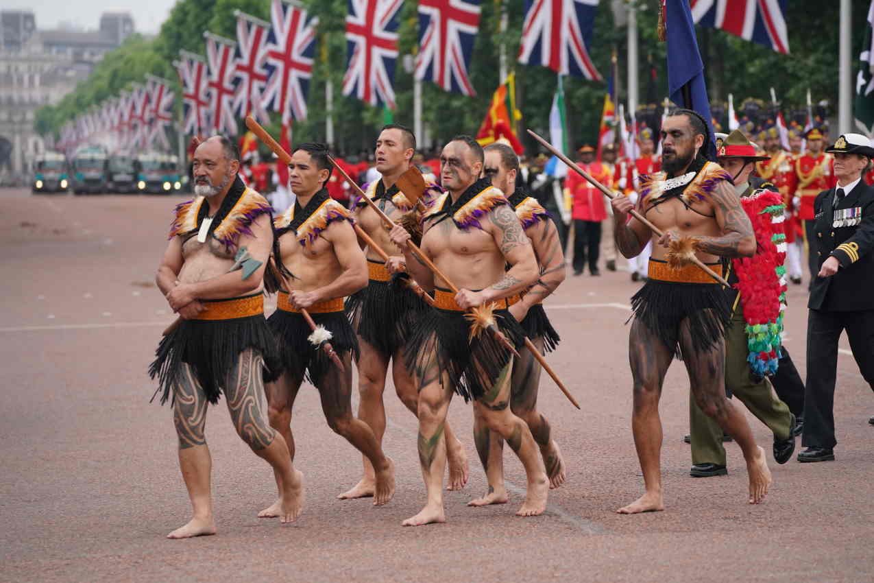 Un grupo de aborígenes del Pacífico desfilan en el Jubileo de la reina Isabel II en Londres.