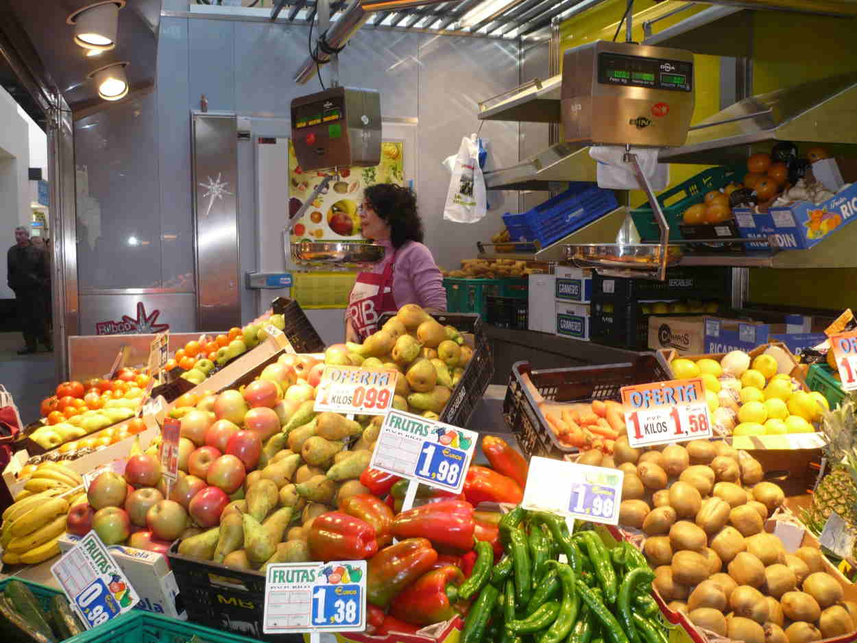 Pequeña frutería de un mercado