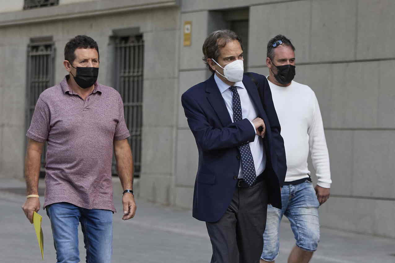 El patrón del ‘Villa de Pitanxo', Juan Padín (i-morado), y su sobrino, Eduardo Rial (c-blanco), a su llegada a declarar a la Audiencia Nacional, a 6 de junio de 2022, 