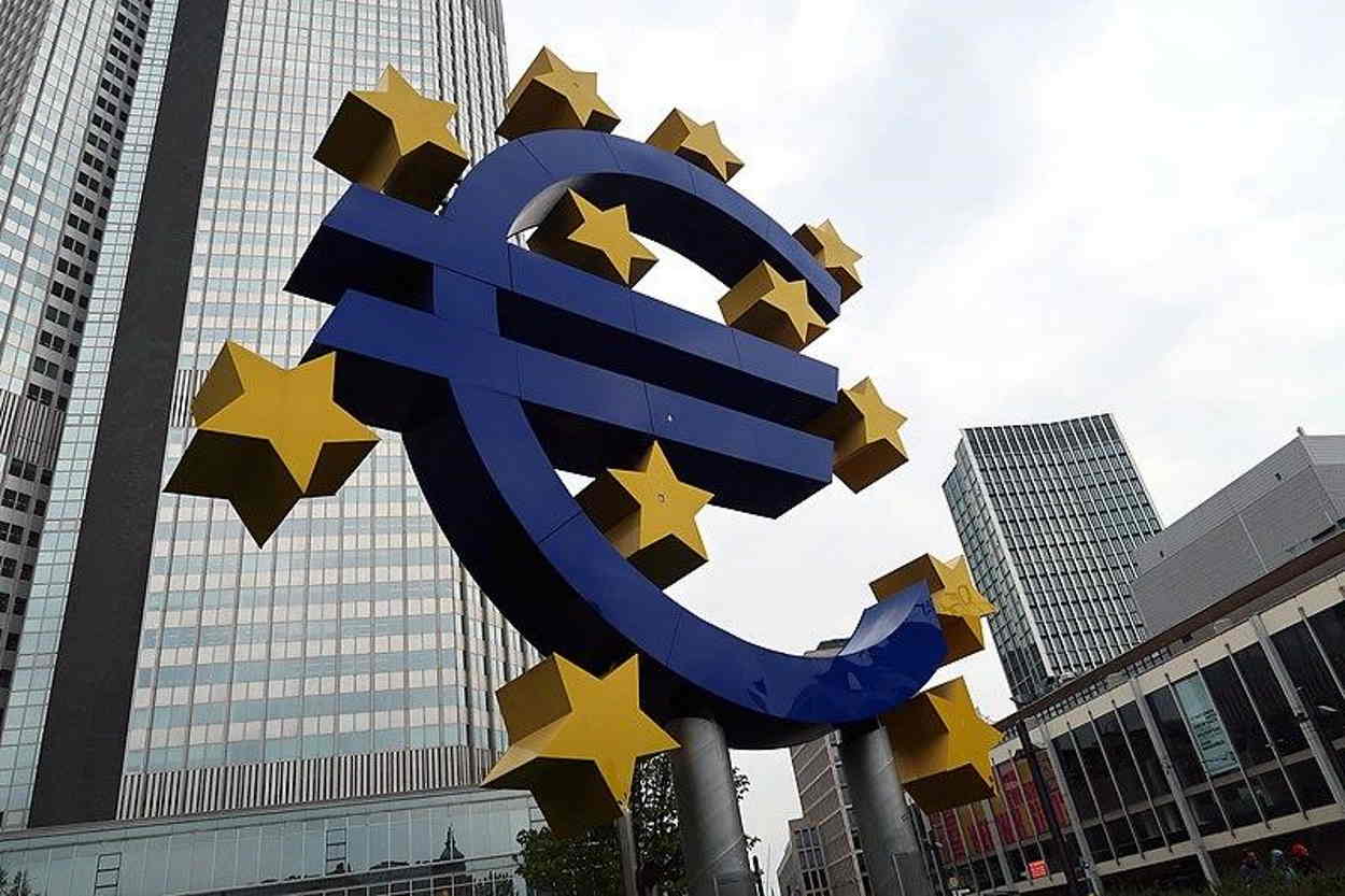 Escultura del Euro delante de la sede del BCE en Frankfurt. EP