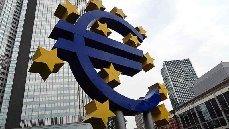 Escultura del Euro delante de la sede del BCE en Frankfurt. EP