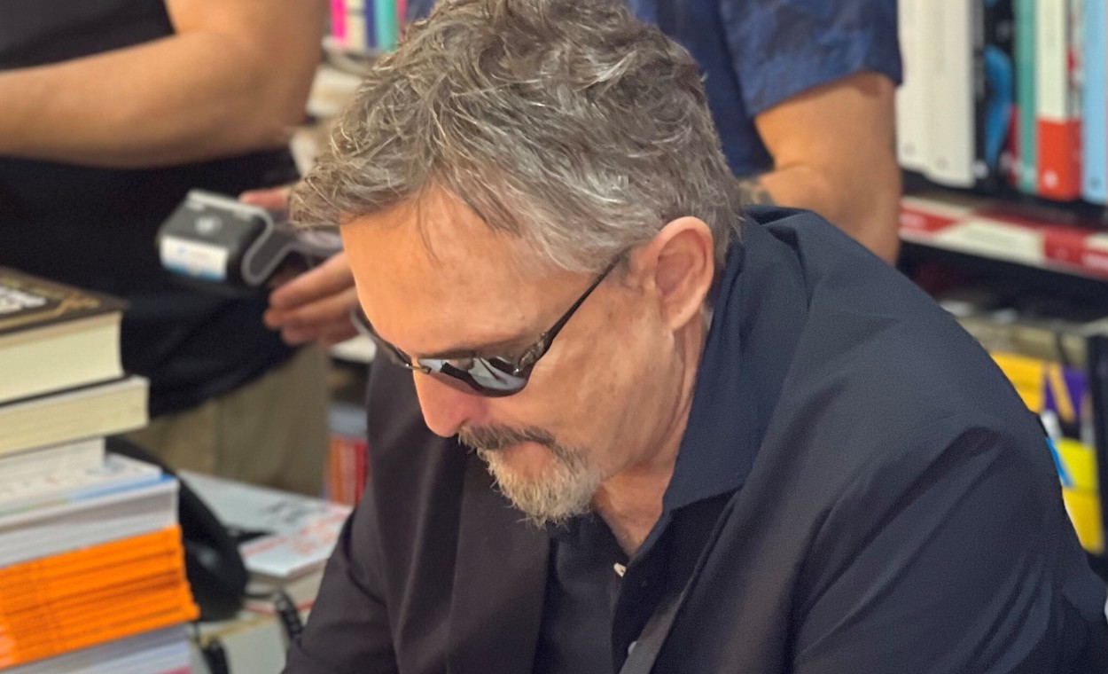 Miguel Bosé firma en la Feria del Libro. EP