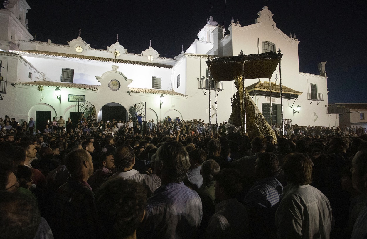 Suspendida la rocesión de la Virgen del Rocío tras una rotura en las andas. Fuente: Europa Press.