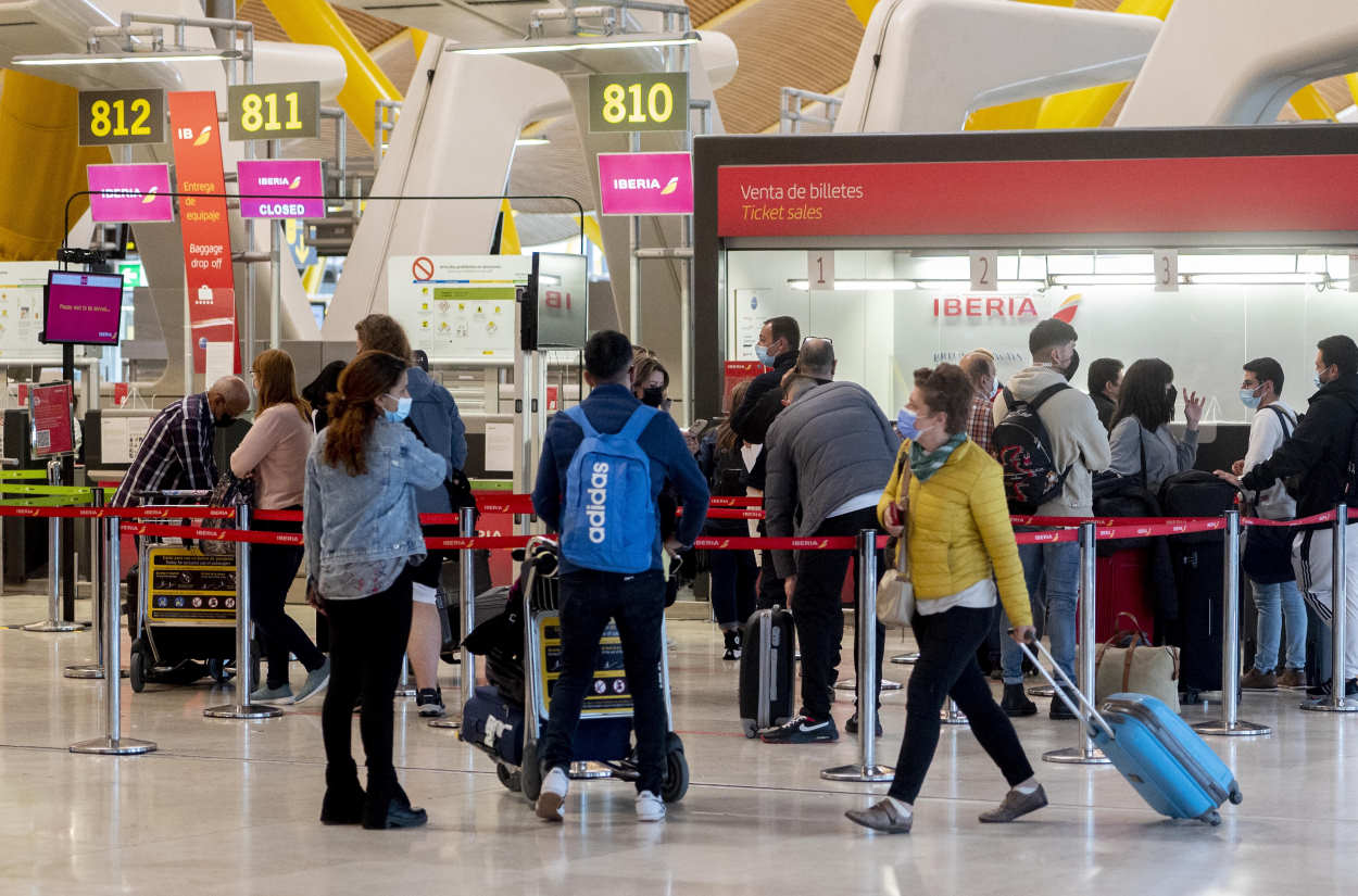 Viajeros con maletas en el aeropuerto Adolfo Suárez Madrid Barajas. Europa Press