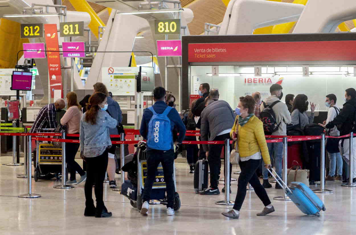 Viajeros con maletas en el aeropuerto Adolfo Suárez Madrid Barajas. Europa Press