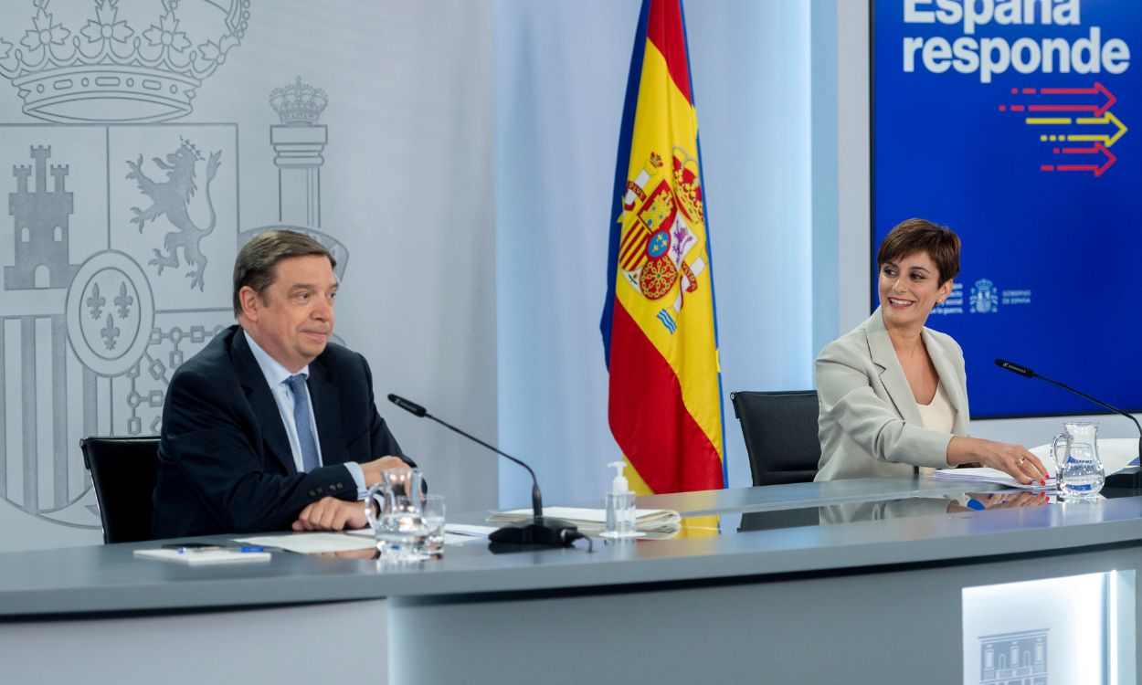 El ministro de Agricultura, Luis Planas y la ministra portavoz del Gobierno, Isabel Rodríguez, en la rueda de prensa tras el Consejo de Ministros. EP