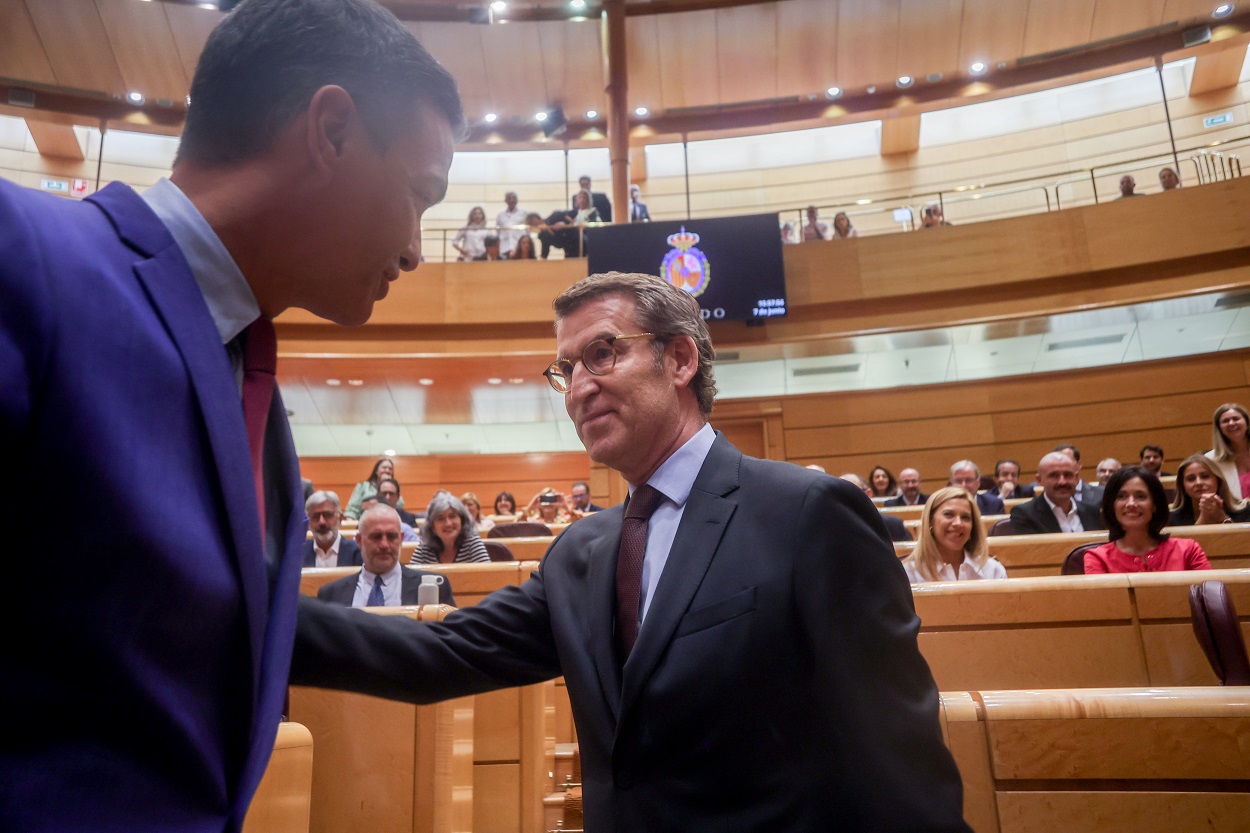 Pedro Sánchez (izquierda) saluda a Alberto Núñez Feijóo en el Senado. Fuente: Europa Press.