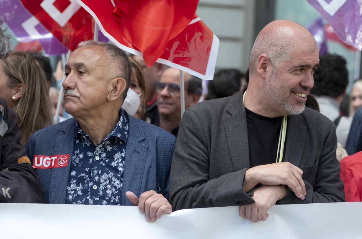 Pepe Álvarez (UGT) y Unai Sordo (CCOO) en una concentración frente al Congreso