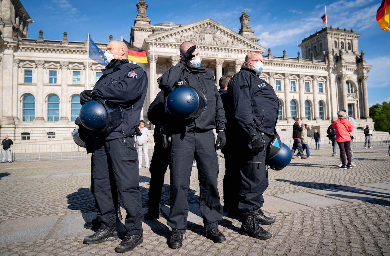 Policías alemanes frente al Reichstag- Europa Press