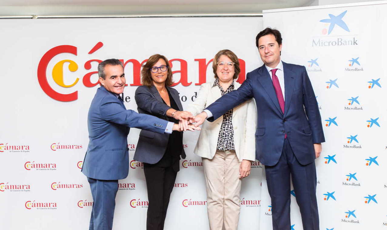 Inmaculada Riera, Adolfo Díaz Ambrona, Rafael Herrador y Cristina González durante la firma del acuerdo entre MicroBank y la Cámara de España