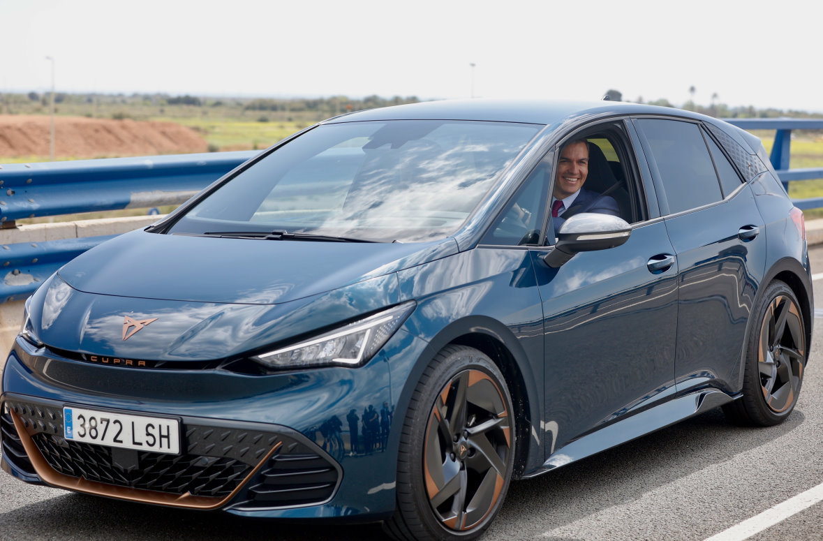 Pedro Sánchez conduce un coche eléctrico durante la presentación del proyecto de gigafactoría de baterías de Volkswagen. Europa Press