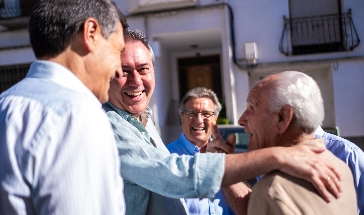 Juan Espadas conversa distendidamente con compañeros del partido en Granada.