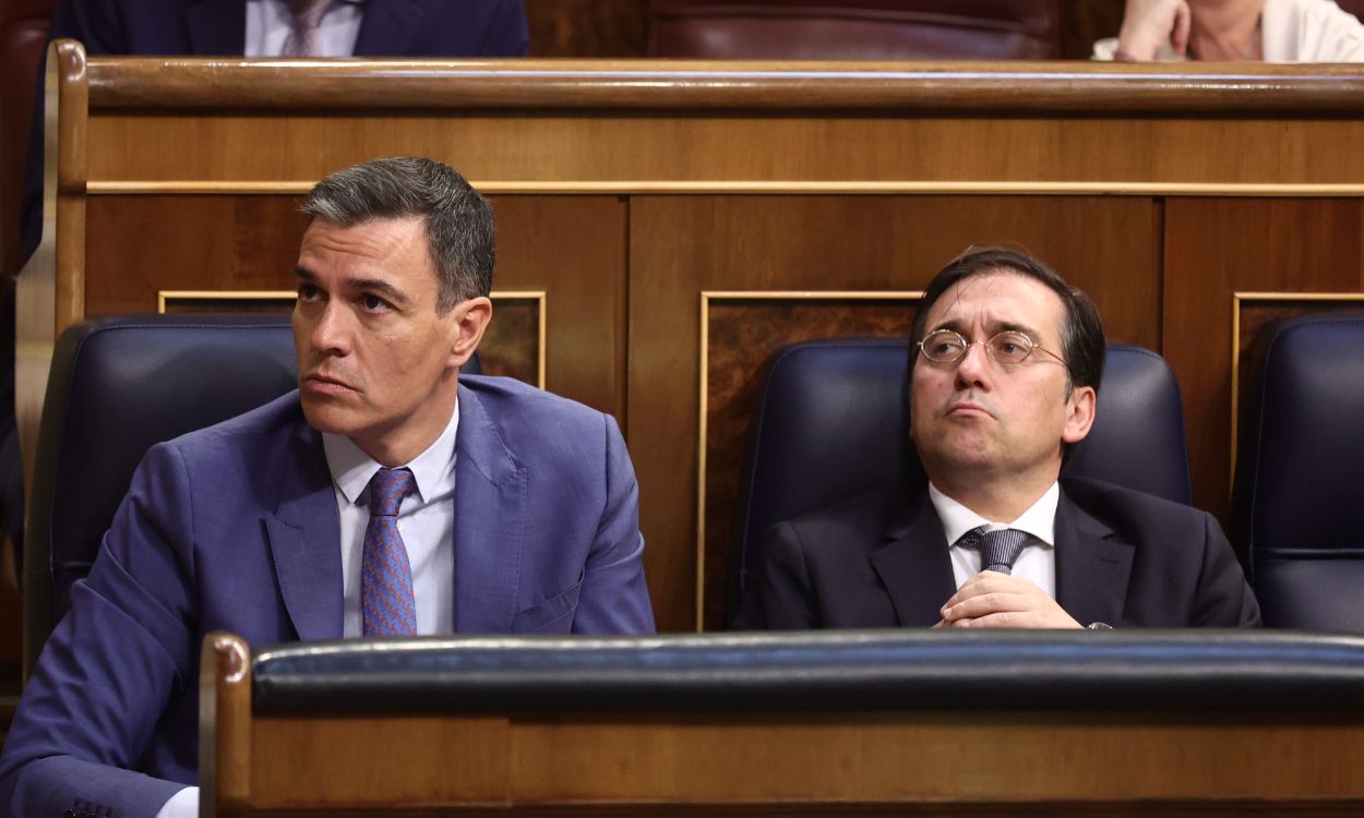 El presidente del Gobierno, Pedro Sánchez, y el ministro de Asuntos Exteriores, José Manuel Albares, en el Congreso de los Diputados. EP